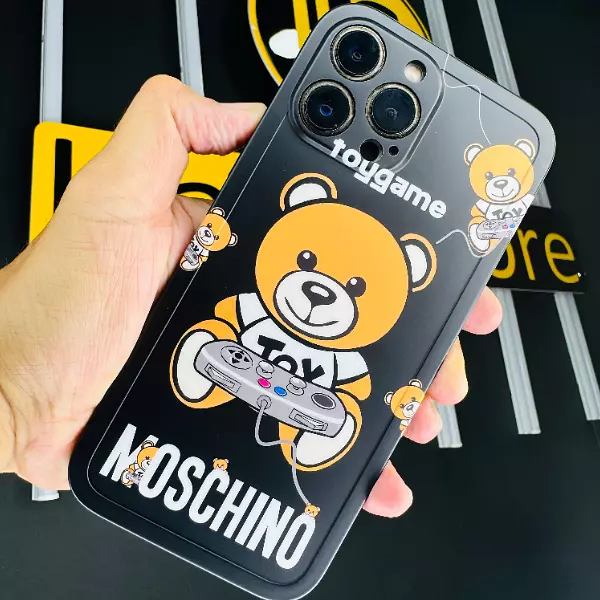 Case Diseño Moschino Con Protector Camaras Iphone 12 Pro+