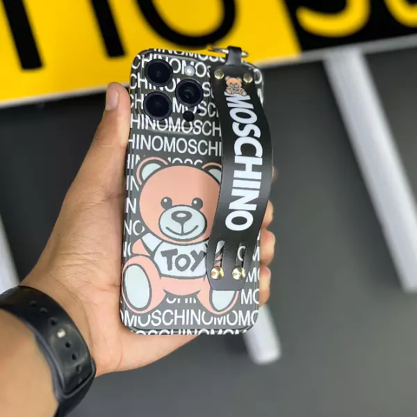 Case Diseño Moschino Negro Con Soporte + Strap Protector De Cámaras Iphone 15pro